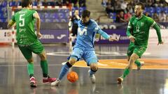 Raya conduce un balón ante jugadores del UMA Antequera.