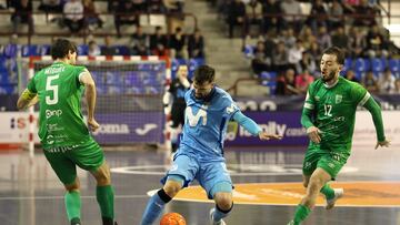 Raya conduce un balón ante jugadores del UMA Antequera.