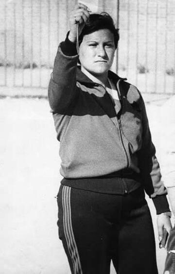 Rosa Bonet, la primera mujer árbitro de España: Socia del Atlético de Madrid desde los 12 años, comenzó a pitar partidos de fútbol a los 16 años de edad, a finales de los 70. Tuvo que pasar por muchos obstáculos y al final en 1980 obtuvo su carnet y se convirtió en la primera mujer árbitro del Fútbol Español. Una lesión en la rodilla la obligó a retirarse del fútbol profesional.