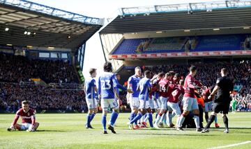 Un seguidor del Birmingham City Football Club ha saltado al terreno de juego durante el encuentro frente al Aston Villa y ha agredido al jugador del Jack Grealish, s¨ªmbolo de los 'Villanos'.