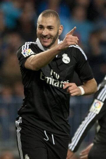 Karim Benzema celebrando el gol 0-1 que acaba de anotar durante el partido de Liga en Primera División ante el Málaga que están disputando esta noche en el estadio de La Rosaleda