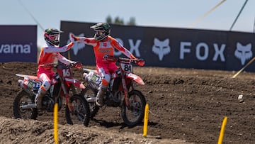Vialle y Herlings, pilotos de Honda, se saludan en el MXGP de Argentina.
