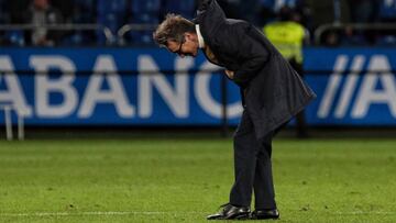 Fernando V&aacute;zquez, agradeciendo a la afici&oacute;n de Riazor la ovaci&oacute;n que recibi&oacute; el equipo al t&eacute;rmino del partido frente al Las Palmas (2-1).