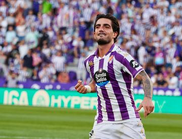 Hasta cinco jugadores estaban preparados para rematar el córner de Monchu. No hizo falta. El jugador del Valladolid, con la picardía que le caracteriza, lanzó el balón directo a la portería anotando un espectacular gol olímpico. Su tanto puso el 2-0 en el marcador ante el Burgos.