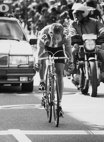 Más de 50 años duró la tiranía de europeos en los Mundiales. Hasta que apareció un fuera de serie como Greg LeMond. El estadounidense, miembro del ‘Salón de la Fama’ del ciclismo, se enfundó el primero de sus maillots arcoíris en 1983 en Suiza. Fue el pionero que abrió el camino a nuevas medallas de oro para los norteamericanos, ya que él mismo repitió dicho metal en 1989 y después Lance Armstrong hizo lo propio en Oslo (Noruega) en 1993 a la edad de 22 años, siendo uno de los campeones más jóvenes de la historia. Ese día sorprendió a los grandes favoritos bajo la lluvia, siendo segundo Miguel Indurain.