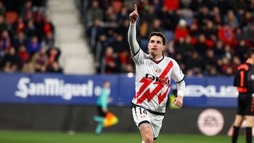 PAMPLONA, 19/01/2025.- El delantero del Rayo Vallecano Sergio Camello celebra tras anotar un gol este domingo, durante el partido de la jornada 20 de LaLiga EA Sports, entre el Osasuna y el Rayo Vallecano, en el Estadio El SADAR de Pamplona. EFE/ Villar Lopez