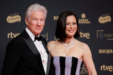 Richard Gere y Aitana Sánchez-Gijón, premio Goya Internacional y Goya de honor respectivamente, posan en la alfombra roja.