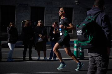 Un hombre participa en la maratón durante la 46ª edición del Zurich Rock 'N' Roll Running Series.