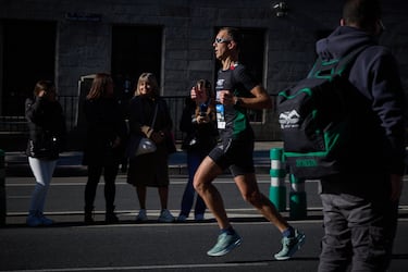 Un hombre participa en la maratón durante la 46ª edición del Zurich Rock 'N' Roll Running Series.