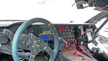 <b>SU COCHE. </b>Así quedó el habitáculo del coche de Carlos Sainz.