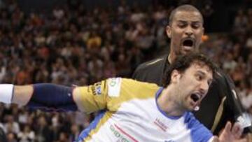 <b>PELIGRO. </b>Igor Vori logra una posición cómoda para marcar.