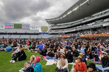 Espectadores neozelandeses siguen la final del Mundial en el Eden Park de Auckland.