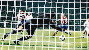 Gol de Schwarzenbeck durante el partido entre Atlético de Madrid y Bayern Munich de Copa de Europa.