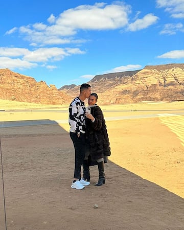 Cristiano Ronaldo y su novia, Georgina Rodríguez han realizad días atrás una romántica escapada al desierto de Arabia Saudí. El complejo donde se han hospedado se llama Banyan Tree AlUla siendo uno de los destinos turísticos de Arabia Saudí más solicitados por personas de alto standing, ya que el precio por noche para dos personas oscina entre los 5.000 y los 10.000 euros.