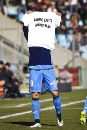 El delantero del Getafe Álvaro Vázquez muestra una camiseta de apoyo a sus compañeros Lafita y Babá, tras marcar el primer gol de su equipo frente al Rayo Vallecano en el partido de la decimoséptima jornada de la Liga de Primera División