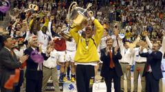 Jos&eacute; Javier Hombrados levanta el t&iacute;tulo de la Liga de Campeones de Balonmano del Balonmano Ciudad Real en la Temporada 2005/2006.