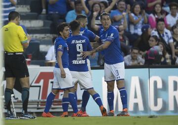 Después de 11 largas semanas sin conocer la victoria en casa, Cruz Azul reaccionó y en los 10 primeros minutos ya tenía resuelto el partido con un futbol que no le conocíamos esta campaña. Pedro Caixinha por fin salió con los tres puntos del Estadio Azul y no fue de cualquier forma, sino con una goleada de 5-0 ante Pachuca. El equipo celeste aún se encuentra a cuatro puntos de puestos de liguilla, por lo que esta goleada podría ser el pretexto perfecto para volver a entrar en comunión con su afición y buscar uno de esos cotizados boletos a liguilla.