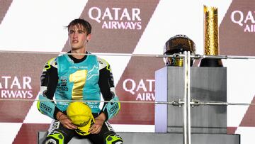 Jaume Masiá en el podio de Qatar recién coronado campeó de Moto3.