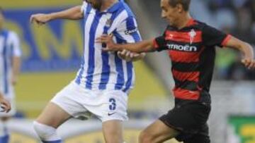 <b>SE IMPUSO LA EXPERIENCIA. </b>El Celta no pudo sorprender a una Real con las ideas muy claras. En la imagen. Augusto lucha con Mikel.