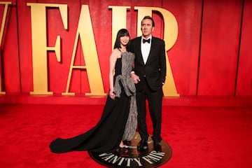 La historia de Nicolas Cage y Riko Shibata comenz¨® en 2019, cuando se conocieron en Kioto, Jap¨®n, mientras el actor trabajaba en el rodaje de Prisoners of the Ghostland. A pesar de que los separan 30 a?os, su conexi¨®n fue instant¨¢nea, y en 2021, sellaron su amor con una boda ¨ªntima en Las Vegas, celebrada en honor al cumplea?os del fallecido padre de Cage.
Riko, originaria de Jap¨®n, ha mantenido un bajo perfil, sin involucrarse en el mundo del espect¨¢culo ni en las redes sociales. Su relaci¨®n con Cage ha sido poco convencional, ya que, debido a la distancia, gran parte de su comunicaci¨®n se desarroll¨® de manera virtual. De hecho, el actor le propuso matrimonio a trav¨¦s de FaceTime, envi¨¢ndole un anillo con diamantes negros, su tono favorito.
En 2022, la pareja recibi¨® a su primera hija, August Francesca, consolidando su v¨ªnculo a¨²n m¨¢s. Cage ha mencionado en varias entrevistas lo feliz que se siente en esta nueva etapa de su vida, disfrutando de su matrimonio y la paternidad.