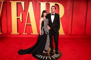 La historia de Nicolas Cage y Riko Shibata comenzó en 2019, cuando se conocieron en Kioto, Japón, mientras el actor trabajaba en el rodaje de Prisoners of the Ghostland. A pesar de que los separan 30 años, su conexión fue instantánea, y en 2021, sellaron su amor con una boda íntima en Las Vegas, celebrada en honor al cumpleaños del fallecido padre de Cage.

Riko, originaria de Japón, ha mantenido un bajo perfil, sin involucrarse en el mundo del espectáculo ni en las redes sociales. Su relación con Cage ha sido poco convencional, ya que, debido a la distancia, gran parte de su comunicación se desarrolló de manera virtual. De hecho, el actor le propuso matrimonio a través de FaceTime, enviándole un anillo con diamantes negros, su tono favorito.

En 2022, la pareja recibió a su primera hija, August Francesca, consolidando su vínculo aún más. Cage ha mencionado en varias entrevistas lo feliz que se siente en esta nueva etapa de su vida, disfrutando de su matrimonio y la paternidad.