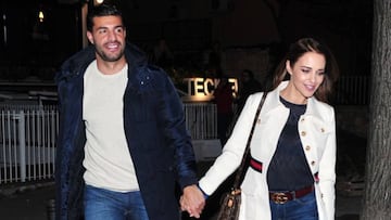 Miguel Torres y Paula Echevarr&iacute;a paseando de la mano por Madrid.