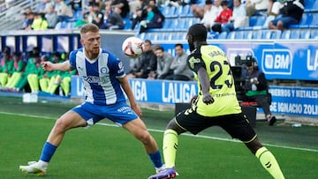 VITORIA (ÁLAVA), 25/08/2024.- El centrocampista del Deportivo Alavés Carlos Vicente (i) y el defensa senegalés del Real Betis Youssouf Sabaly, durante el partido de la segunda jornada de Liga de Primera División disputado este domingo en el Estadio de Medizorroza. EFE/L. Rico
Carlos V y Sabaly