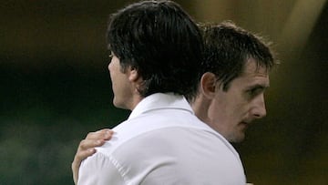 Joachim Low abraza a Miroslav Klose durante un partido de la selecci&oacute;n de Alemania.