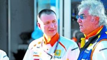 <b>CÚPULA DE RENAULT. </b>Pat Symonds, Bob Bell, Rob White, Flavio Briatore, los jefes de la escudería.