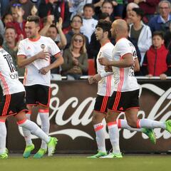 El Valencia se aferra a Alves ante un Deportivo sin pegada