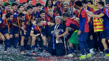 Joan Laporta, de rodillas con la Supercopa.