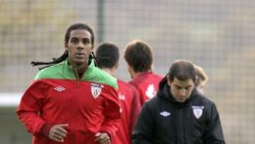 El defensa del Athletic de Bilbao Jon&aacute;s Ramalho (i), durante el entrenamiento que su equipo ha realizado hoy en las instalaciones de Lezama (Bizkaia), previo al partido de la d&eacute;cimo cuarta jornada de Liga que disputar&aacute; ma&ntilde;ana en el Camp Nou contra el F&uacute;tbol Club Barcelona. EFE/Alfredo Aldai