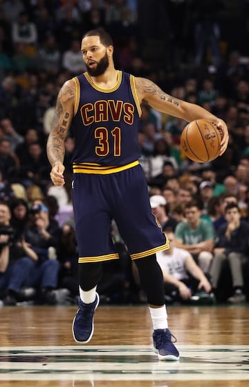 31. Deron Williams (32 años y 1,91). Lejos de su mejor versión, el base es importante para la segunda unidad de los Cavaliers como recambió de Kyrie Irving. Es fiable y de calidad anda sobrado. Dos aspectos fundamentales para mantener el nivel ofensivo del equipo cuando al banquillo toma las riendas del partido.