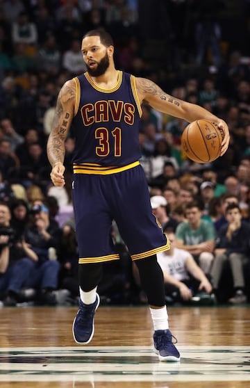 31. Deron Williams (32 años y 1,91). Lejos de su mejor versión, el base es importante para la segunda unidad de los Cavaliers como recambió de Kyrie Irving. Es fiable y de calidad anda sobrado. Dos aspectos fundamentales para mantener el nivel ofensivo del equipo cuando al banquillo toma las riendas del partido.