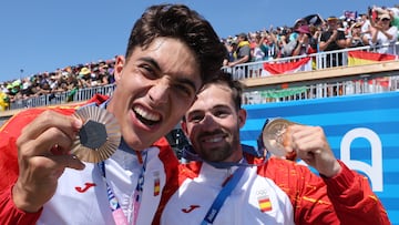 Vaires-sur-marne (France), 08/08/2024.- Bronze medalists Juan Antoni Moreno (R) and Diego Dominguez of Spain celebrate during medal ceremony of the Men's Canoe Double 500m Final A of the Canoeing Sprint competitions in the Paris 2024 Olympic Games, at the Vaires-sur-Marne Nautical Stadium in Vaires-sur-Marne, France, 08 August 2024. (Francia, España) EFE/EPA/MAXIM SHIPENKOV