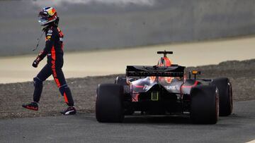 BAHRAIN, BAHRAIN - APRIL 08: Daniel Ricciardo of Australia and Red Bull Racing walks from his car after retiring during the Bahrain Formula One Grand Prix at Bahrain International Circuit on April 8, 2018 in Bahrain, Bahrain. (Photo by Clive Mason/Getty