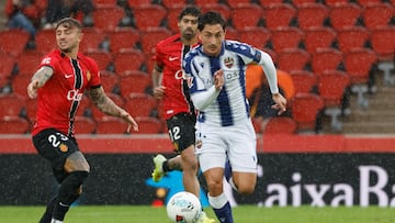 PALMA DE MALLORCA, 26/10/2025.- El centrocampista del Levante Pablo Martínez, ante el defensa del Mallorca Pablo Maffeo, durante el partido de la décima jornada de Laliga disputado entre el RCD Mallorca y la UD Levante, este domingo en el estado de Son Moix, en Palma. EFE/Cati Cladera