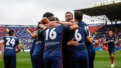 Los jugadores del Atlético celebran el primer gol.