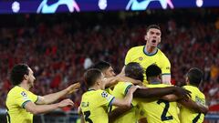 Soccer Football - Champions League - Quarter Final - First Leg - Benfica v Inter Milan - Estadio da Luz, Lisbon, Portugal - April 11, 2023 Inter Milan's Romelu Lukaku celebrates scoring their second goal with teammates REUTERS/Pedro Nunes