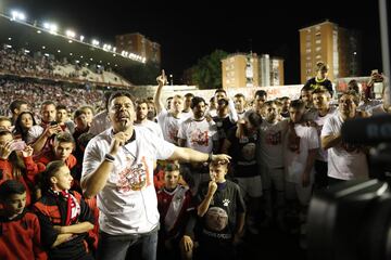 Afición y jugadores celebran sobre el terreno de juego la vuelta del Rayo Vallecano a Primera División.