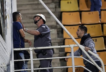 El partido entre Santos e Independiente fue suspendido a pocos minutos de final por incidentes en las tribunas del Pacaembú cuando el juego iba 0-0. Este resultado le da la clasificación a Independiente a los cuartos de final de la Copa Libertadores luego de la decisión de la Conmebol de otorgarle el triunfo 3-0 en la ida por la mala inclusión del uruguayo Carlos Sánchez.