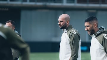 Claudio Giráldez, técnico del Celta, sigue una sesión de entrenamiento de su equipo.