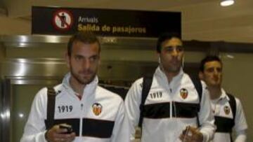 <b>A POR TODAS. </b>La expedición del Valencia, con Soldado a la cabeza, llegó en la noche de ayer a Sevilla.