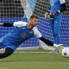 Golpe a la portería del Deportivo, Bachmann será baja hasta 2026