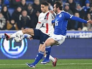 Paris Saint-Germain's Moroccan defender #02 Achraf Hakimi fights for the ball with Strasbourg's English defender #03 Ben Chilwell during the French L1 football match between RC Strasbourg Alsace and Paris Saint-Germain (PSG) at the Stade de la Meinau in Strasbourg, eastern France, on February 1, 2026. (Photo by SEBASTIEN BOZON / AFP)