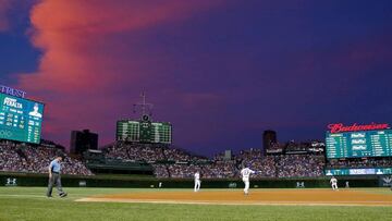 La id&iacute;lica imagen del Wrigley Field contrasta con la tormenta que se ha creado por la selecci&oacute;n musical del DJ por reproducir la canci&oacute;n &quot;Smack My Bitch Up&quot; de The Prodigy.