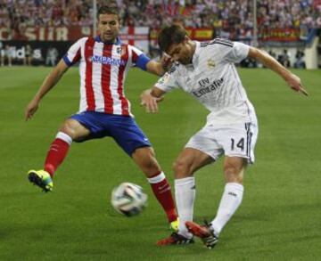 Gabi y Xabi Alonso luchan por el balón, durante el partido de vuelta de la Supercopa de España