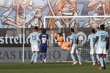 Gran lanzamiento de falta de Iago Aspas que Courtois despeja con una mano providencial. 