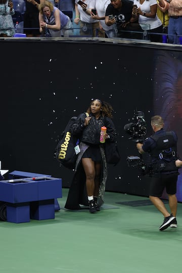 Su vestido brillaba tanto como su orgullo de campeones, seis veces del US Open, que abandonará sin haber perdido jamás un partido de primera ronda (21-0) y con un balance increíble de sets: 44-2.