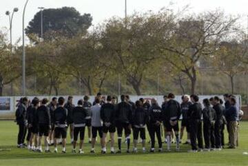 Minuto de silencio del Valencia durante el entrenamiento.